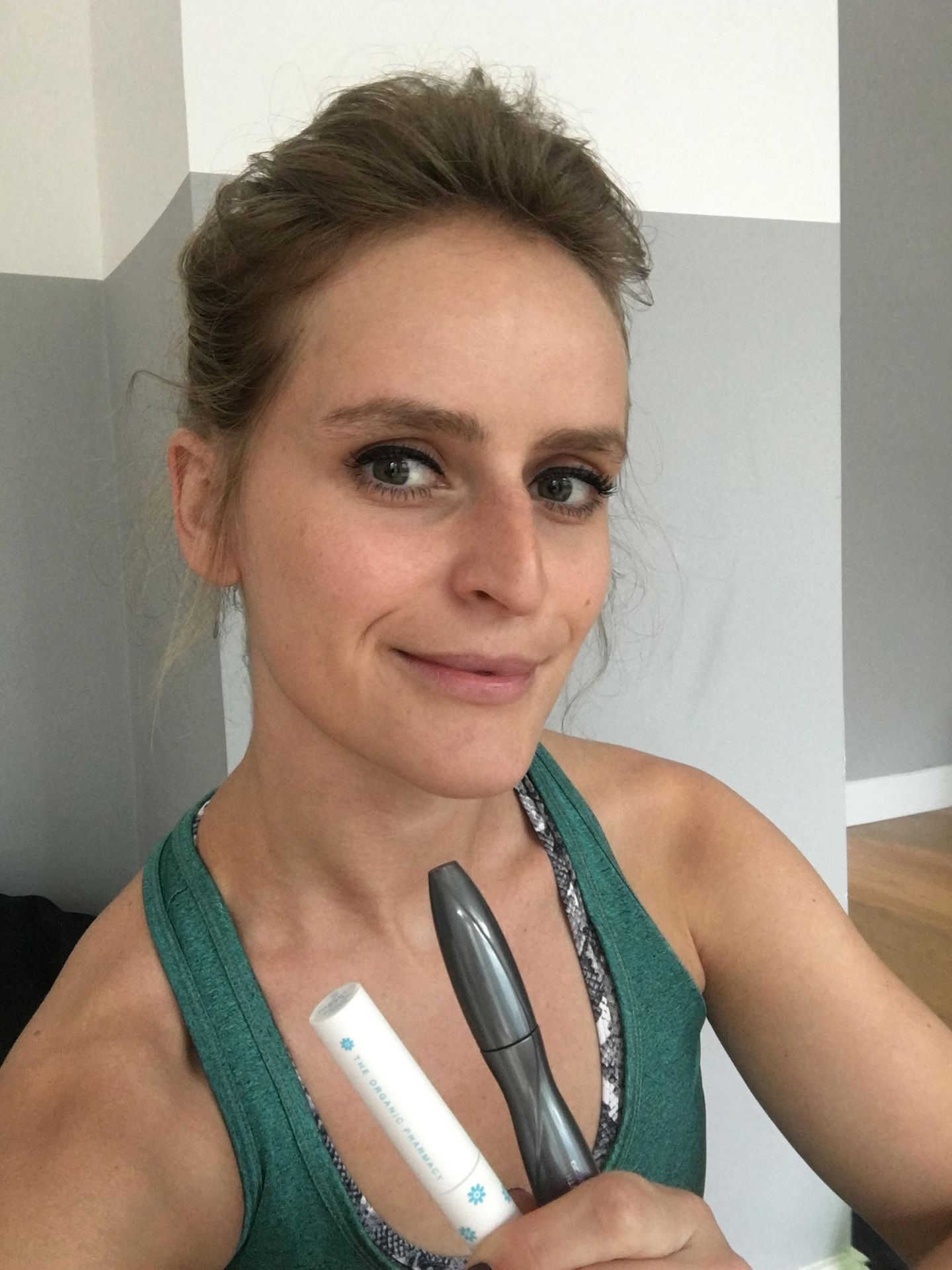 Mit Augen-Make-up beim Personal Training – vorher  Ein bisschen komisch komme ich mir ehrlich gesagt schon vor, während ich mir den Lidstrich ziehe. Schließlich mache ich mich nicht für ein Treffen mit meinen Freundinnen fertig – nein, ich gehe doch nur zum Sport! Besser gesagt, zu einer Einzel-Trainingseinheit gegen meine Schulter- und Rückenschmerzen. Und in dieser Sekunde bezweifle ich stark, dass ich meine Trainerin mit einem XXL-Augenaufschlag bezirzen kann und sie fragen könnte, ob ich nicht eine Entspannungsmassage bekommen könnte. „Die Session wird sicherlich krass, das steht fest“, denke ich noch, als ich die Wimpern ein zweites Mal übertusche. Doppelt hält besser, heißt es doch. Als ich mich gerade von oben bis unten im Spiegel mustere, muss ich einmal kurz laut auflachen – die Kombi aus Sport-Top und Abend-Make-up ist einfach so absurd.      Wimpertusche, Catrice: "Glam & Doll Boost Lash Growth Volume Mascara" in "010 Ultra Black"   Eyeliner, The Organic Pharmacy: "Precision Liquid Eyeliner – Matte & Intense" 