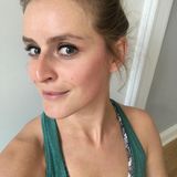 Mit Augen-Make-up beim Personal Training – danach  Ok, ich bin völlig von der Rolle! Weder Wimperntusche, noch Eyeliner sind verschmiert. Nicht mal einen Millimeter! Ich wurde über die Matte gescheucht, habe Hardcore-Rückenübungen abgeturnt und mein Augen-Make-up sitzt, als hätte ich mich keine Sekunde bewegt. Das ist auf der einen Seite ein bisschen ungerecht, weil es fast so wirkt, als hätte ich tatsächlich auf der faulen Haut gelegen. Aber damit tue ich den beiden Power-Produkten wirklich unrecht. Denn die Catrice-Mascara wirbt sogar damit, dass sie nicht verschmiert. Das kann ich hiermit unterschreiben. Ich muss schon gestehen, dass mich die getuschten Wimpern während des Workouts irritiert haben, aber das liegt zugegebenermaßen an mir, weil ich es nicht gewohnt bin. Für all diejenigen, die tatsächlich ihre Augen vor dem Sport schminken: Ihr solltet mal schnell auf diese Produkte umsatteln. Ich bin überzeugt!