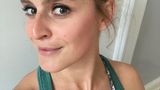 Mit Augen-Make-up beim Personal Training – danach  Ok, ich bin völlig von der Rolle! Weder Wimperntusche, noch Eyeliner sind verschmiert. Nicht mal einen Millimeter! Ich wurde über die Matte gescheucht, habe Hardcore-Rückenübungen abgeturnt und mein Augen-Make-up sitzt, als hätte ich mich keine Sekunde bewegt. Das ist auf der einen Seite ein bisschen ungerecht, weil es fast so wirkt, als hätte ich tatsächlich auf der faulen Haut gelegen. Aber damit tue ich den beiden Power-Produkten wirklich unrecht. Denn die Catrice-Mascara wirbt sogar damit, dass sie nicht verschmiert. Das kann ich hiermit unterschreiben. Ich muss schon gestehen, dass mich die getuschten Wimpern während des Workouts irritiert haben, aber das liegt zugegebenermaßen an mir, weil ich es nicht gewohnt bin. Für all diejenigen, die tatsächlich ihre Augen vor dem Sport schminken: Ihr solltet mal schnell auf diese Produkte umsatteln. Ich bin überzeugt!