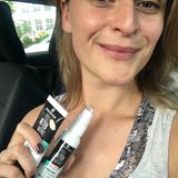 Mit getönter Tagespflege beim Physio-Pilates – vorher  Um dem Produkttest einen miesen Twist zu geben, wollte ich in dieser Woche eigentlich joggen gehen. Es gibt nämlich keine Sportart, die ich anstrengender und fieser finde. Leider hat das Wetter mir einen gewaltigen Strich durch die Rechnung gezogen und der Regen hätte das Ergebnis total verfälscht. Deshalb der Plan: Ich gehe mit getönter Tagespflege zum Physio-Pilates. Bereits beim Auftragen der Pflege fällt mir die leichte Textur positiv auf. Und auch die Nuance passt super zu meinem Hautton. Für den normalen Tagesbedarf ist sie mir nicht deckend genug, dazu muss man aber auch sagen, dass ich für den Test keinen zusätzlichen Concealer auf Augenschatten, Rötungen und Co. auftrage. Damit auch nach dem Kurs noch alles dort bleibt, wo es hingehört, verwende ich das passende Fixing Spray aus der gleichen Produkt-Serie. Hmm, das legt sich wie ein angenehmer, kühler Film auf die Haut.      Getönte Tagescreme, Essence: "You better Work! Tinted Day Cream"   Fixing Spray, Essence: "You better Work! Fixing Spray"