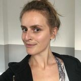 Mit getönter Tagespflege beim Physio-Pilates – danach  Ich möchte mit einer netten Mini-Anekdote starten, bevor ich zur eigentlichen Produktbewertung komme. Der Mann meiner Trainerin zwinkerte mir schon beim Betreten des Studios zu: "Na, heute testest du aber keine Beauty-Produkte für deinen Artikel, oder?" "Doch klaro!", war meine Antwort und ich freute mich innerlich, dass die Tagespflege so ein natürliches Finish hat und einen wirklich frischen Teint zaubert. Fast so, als hätte man kein Produkt verwendet. Während des Trainings ist mir zwar kein Schweiß über das Gesicht geronnen, aber ich habe vor Anstrengung richtig rote Wangen bekommen. Deshalb der kritische Kontroll-Blick nach der Stunde: Der versprochene Matt-Effekt des Fixing-Sprays wurde eingehalten und nichts klebte oder spannte im Gesicht. Eins ist also sicher: Für heiße Tage hat das Gesichts-Spray ab sofort einen festen Platz in meiner Handtasche.