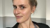 Mit getönter Tagespflege beim Physio-Pilates – danach  Ich möchte mit einer netten Mini-Anekdote starten, bevor ich zur eigentlichen Produktbewertung komme. Der Mann meiner Trainerin zwinkerte mir schon beim Betreten des Studios zu: "Na, heute testest du aber keine Beauty-Produkte für deinen Artikel, oder?" "Doch klaro!", war meine Antwort und ich freute mich innerlich, dass die Tagespflege so ein natürliches Finish hat und einen wirklich frischen Teint zaubert. Fast so, als hätte man kein Produkt verwendet. Während des Trainings ist mir zwar kein Schweiß über das Gesicht geronnen, aber ich habe vor Anstrengung richtig rote Wangen bekommen. Deshalb der kritische Kontroll-Blick nach der Stunde: Der versprochene Matt-Effekt des Fixing-Sprays wurde eingehalten und nichts klebte oder spannte im Gesicht. Eins ist also sicher: Für heiße Tage hat das Gesichts-Spray ab sofort einen festen Platz in meiner Handtasche.
