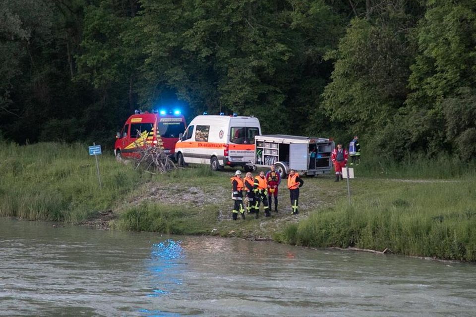 nachrichten aus deutschland rettungskräfte am ufer der alz