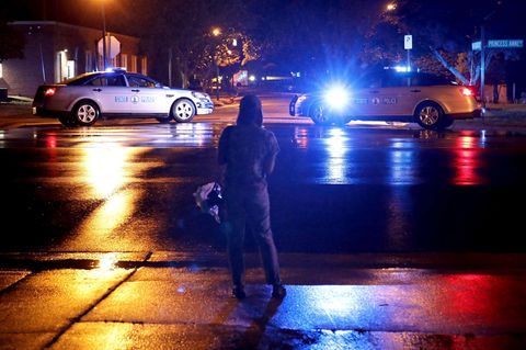 Fahrzeuge der  Virginia State Police blockieren den Eingang zum Municipal Center nach der tödlichen Massenschießerei in Virginia Beach.