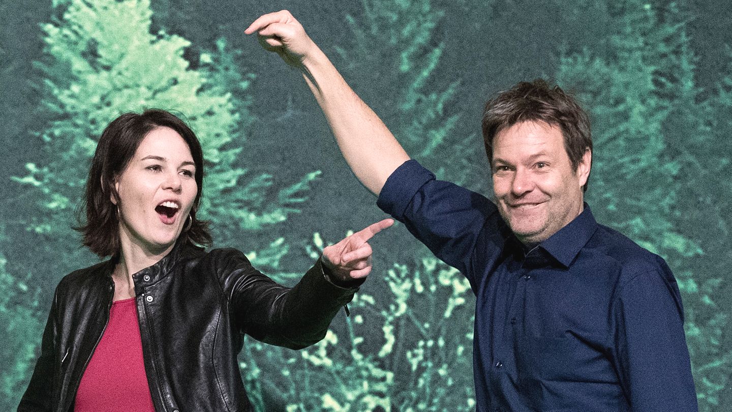 Die Grünen-Bundesvorsitzenden Robert Habeck (r.) und Annalena Baerbock