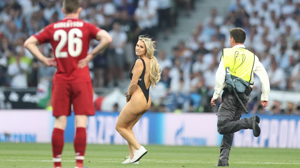 Flitzer Beim Finale Der Champions League Twitter Feiert Die Blonde Schonheit Stern De