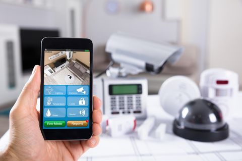 Wer die Wohnung per App steuern kann, kontrolliert auch den Partner.