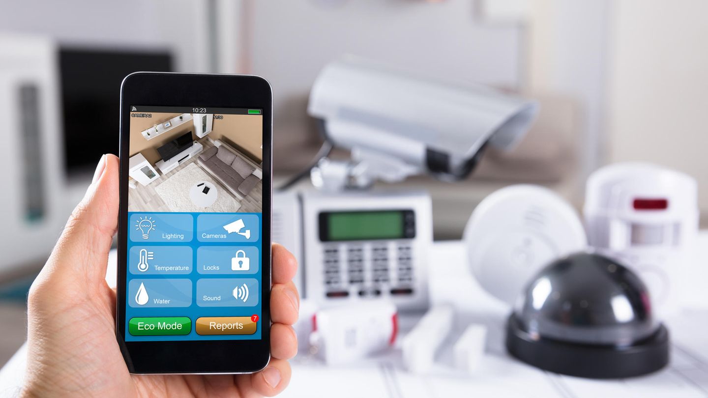 Wer die Wohnung per App steuern kann, kontrolliert auch den Partner.