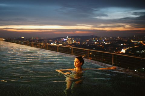 Eine Frau badet in einem luxuriösen Pook