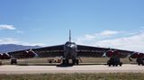 Aus der Ferne sieht die B-52 sehr gut erhalten aus.