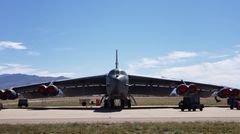Aus der Ferne sieht die B-52 sehr gut erhalten aus.