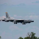 Die Besatzung lies es langsam angehen und flog den alten Bomber nur in geringer Höhe.