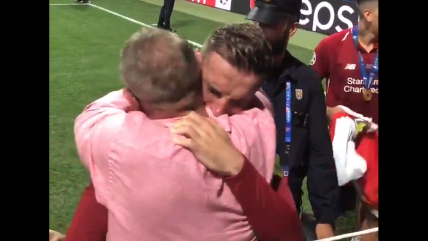 Jordan Henderson umarmt seinen Vater Brian