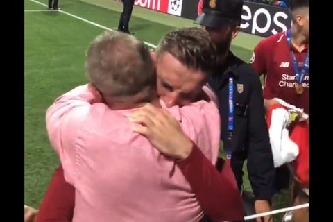 Jordan Henderson umarmt seinen Vater Brian