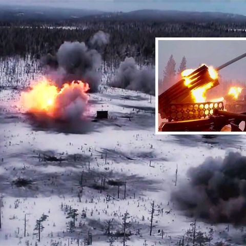 Die Finnische Armee hält eine Artillerie-Übung mit Raketenwerfen ab.