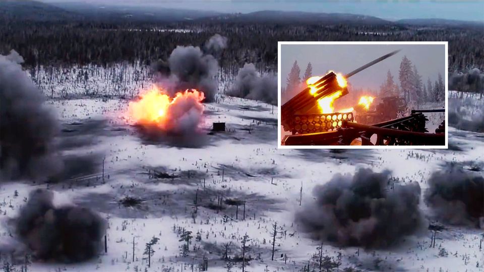 Die Finnische Armee hält eine Artillerie-Übung mit Raketenwerfen ab.
