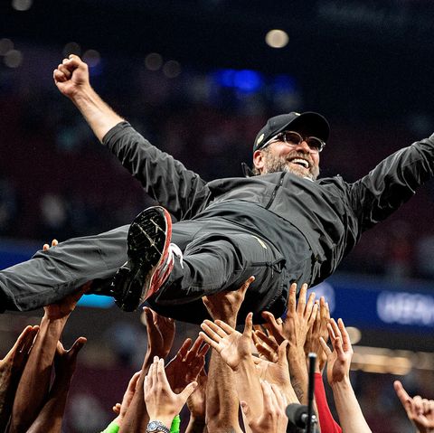 Auf Händen getragen: Jürgen Klopp wird in Madrid von seiner Mannschaft gefeiert