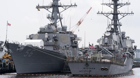 Schwer zu verstecken: der Zerstörer USS John S. McCain (links)