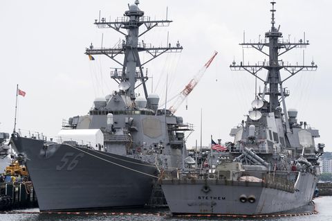 Schwer zu verstecken: der Zerstörer USS John S. McCain (links)