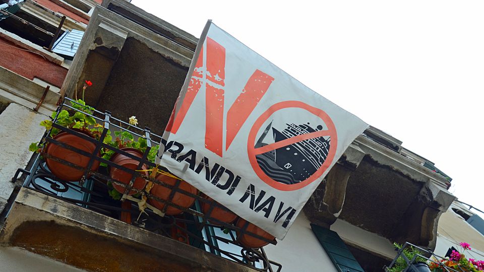 No Grandi Navi: Proteste gegen immer mehr Kreuzfahrtschiffe, die durch den Giudecca-Kanal fahren und mit ihren Wellen die Fundamente der Lagunenstadt bedrohen