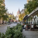 Crystal Cherry ‒ Budapest   Mit einem Alkoholgehalt von bis zu 55 Prozent ist Pálinka der Nationalschnaps Ungarns und als Marke sogar durch EU-Recht geschützt. Andere Produzenten außerhalb des Landes dürfen den Namen nicht für ihren Obstbrand verwenden. Ein beliebter Cocktail mit Pálinka ist der Crystal Cherry, der auch in Budapest zu finden ist.      Zutaten: 4 cl Kirsch-PálinkaSaft von zwei Zitronen-Scheibensechs saure KirschenEiswürfel      Zubereitung:   Die Kirschen in ein Glas geben. Anschließend Eiswürfel in das Glas und den Kirsch-Pálinka darüber geben. Zuletzt den Zitronensaft hinzumischen.