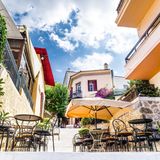 Ouzo Banane/Liakada ‒ Athen   Ouzo wird in Griechenland bekanntlich eisgekühlt und nie auf leeren Magen getrunken. Wegen seiner geschützten Ursprungsbezeichnung darf die Spirituose nur in Griechenland und Zypern hergestellt werden. Da der starke Anisgeschmack pur jedoch nicht jedermanns Sache ist, stehen Cocktailkreationen des Nationalgetränks hoch im Kurs. Der Ouzo Banane/Liakada zählt zu den beliebtesten Drinks und darf an einem lauen Spätsommerabend in Athen nicht fehlen. Verfeinert mit Maracuja verbindet er die exotischen Aromen von Banane und Orange mit den würzigen Noten von Ouzo und Gin.      Zutaten:2 cl Ouzo2 cl Creme de Banane2 cl Gin1 cl Maracujasirup8 cl OrangensaftEiswürfel      Zubereitung:   Alle Zutaten mit Eiswürfeln in einen Shaker geben, kräftig schütteln und anschließend durch ein Barsieb in ein Longdrinkglas gießen. Optional mit frischen Früchten garnieren, z.B. Bananenscheiben.