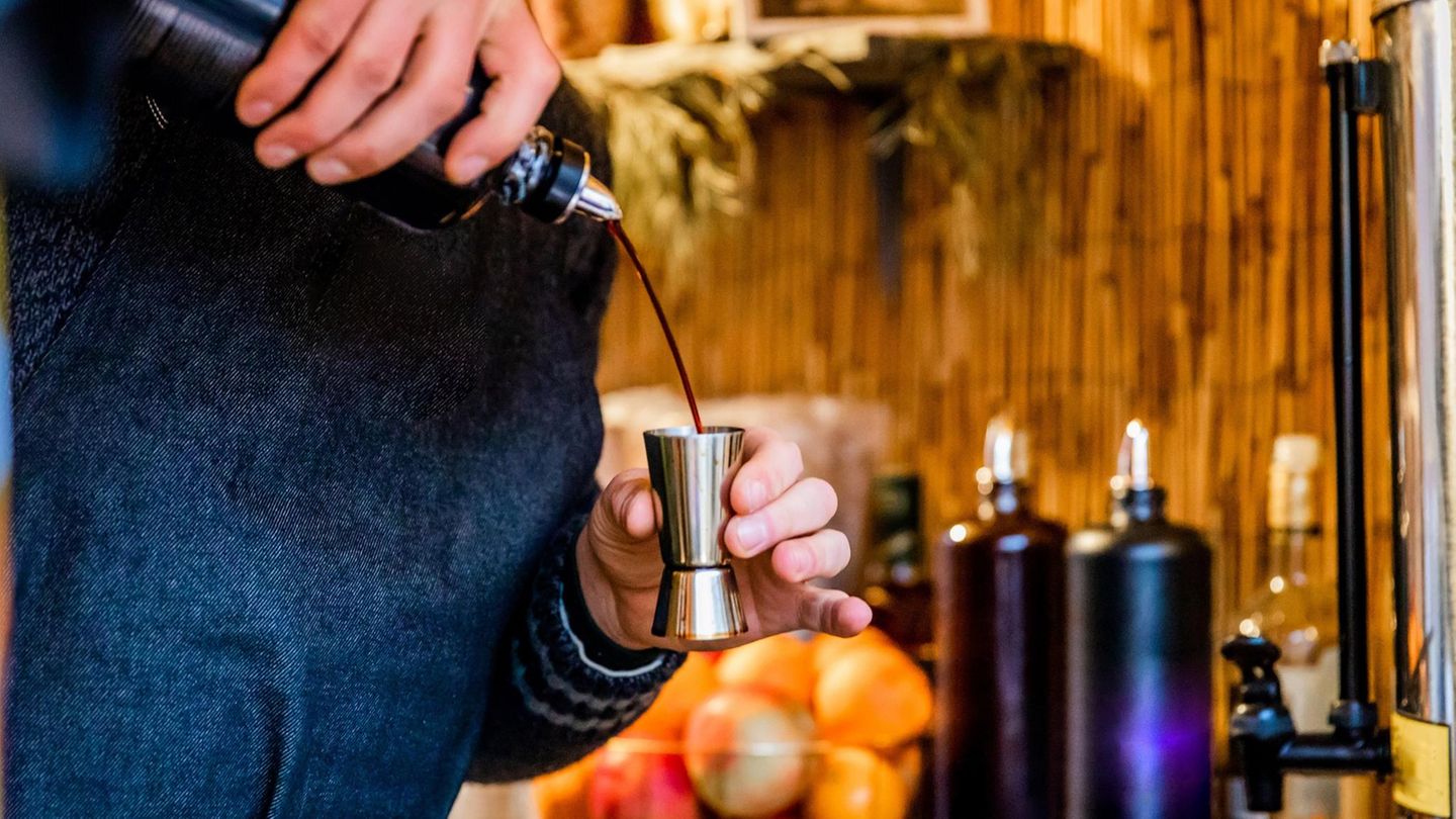 Black & Stormy ‒ Riga  Im 18. Jahrhundert stellte ein Apotheker erstmals den aus Kräutern, Blüten, Ölen und Beeren bestehenden "Riga Black Balsam" her. Danach wurde der Likör verwendet, um unter anderem Kaiserin Katharina II. zu heilen. Auch heute wird er noch zur Entspannung und zur Behandlung von Erkältungen genutzt. Seit jeher ist der bittersüße "Riga Black Balsam" tief in der Tradition Lettlands verankert. Um die Letten also zu verstehen, sollten Besucher der Hauptstadt Riga das Getränk unbedingt probieren. Bestens eignet sich dafür der Black & Stormy ‒ ein würziger Cocktail auf Ingwerbierbasis.      Zutaten:2,5 cl Riga Black Balsam1,5 cl Riga Black Vodka12 cl Ingwerbier2 cl Limettensaft1 cl ZuckersirupEiswürfel      Zubereitung:   Ein Glas mit Eiswürfeln und allen Zutaten bis auf den Riga Black Balsam befüllen und verrühren. Anschließend den Likör hinzugeben. Mit Minzblättern und einer Scheibe Limette dekorieren und mit Puderzucker bestreuen.