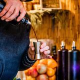 Black & Stormy ‒ Riga  Im 18. Jahrhundert stellte ein Apotheker erstmals den aus Kräutern, Blüten, Ölen und Beeren bestehenden "Riga Black Balsam" her. Danach wurde der Likör verwendet, um unter anderem Kaiserin Katharina II. zu heilen. Auch heute wird er noch zur Entspannung und zur Behandlung von Erkältungen genutzt. Seit jeher ist der bittersüße "Riga Black Balsam" tief in der Tradition Lettlands verankert. Um die Letten also zu verstehen, sollten Besucher der Hauptstadt Riga das Getränk unbedingt probieren. Bestens eignet sich dafür der Black & Stormy ‒ ein würziger Cocktail auf Ingwerbierbasis.      Zutaten:2,5 cl Riga Black Balsam1,5 cl Riga Black Vodka12 cl Ingwerbier2 cl Limettensaft1 cl ZuckersirupEiswürfel      Zubereitung:   Ein Glas mit Eiswürfeln und allen Zutaten bis auf den Riga Black Balsam befüllen und verrühren. Anschließend den Likör hinzugeben. Mit Minzblättern und einer Scheibe Limette dekorieren und mit Puderzucker bestreuen.