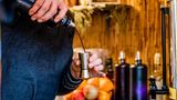 Black & Stormy ‒ Riga  Im 18. Jahrhundert stellte ein Apotheker erstmals den aus Kräutern, Blüten, Ölen und Beeren bestehenden "Riga Black Balsam" her. Danach wurde der Likör verwendet, um unter anderem Kaiserin Katharina II. zu heilen. Auch heute wird er noch zur Entspannung und zur Behandlung von Erkältungen genutzt. Seit jeher ist der bittersüße "Riga Black Balsam" tief in der Tradition Lettlands verankert. Um die Letten also zu verstehen, sollten Besucher der Hauptstadt Riga das Getränk unbedingt probieren. Bestens eignet sich dafür der Black & Stormy ‒ ein würziger Cocktail auf Ingwerbierbasis.      Zutaten:2,5 cl Riga Black Balsam1,5 cl Riga Black Vodka12 cl Ingwerbier2 cl Limettensaft1 cl ZuckersirupEiswürfel      Zubereitung:   Ein Glas mit Eiswürfeln und allen Zutaten bis auf den Riga Black Balsam befüllen und verrühren. Anschließend den Likör hinzugeben. Mit Minzblättern und einer Scheibe Limette dekorieren und mit Puderzucker bestreuen.