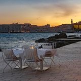 Croatian Mule ‒ Dubrovnik  Statt Vodka verwenden die Barkeeper Dubrovniks für diesen Signature Drink den traditionellen Rakija als Basis. Hergestellt wird er meist aus destillierten Pflaumen oder Weintrauben. In Kroatien ist es üblich, dass Gäste mit einem Shot Rakija begrüßt werden. Den Obstbrand in einem Cocktail zu verwenden, ist daher relativ neu.      Zutaten: 4 cl Rakija15 cl Spicy Ginger Ingwerlimonadeeine halbe LimetteEiswürfel      Zubereitung:   Einen Kupferbecher bis zur Hälfte mit Eiswürfeln befüllen. Rakija hinzugeben. Eine halbe Limette ausdrücken und mit Spicy Ginger Ingwerlimonade auffüllen. Einmal mit einem Löffel verrühren und fertig!