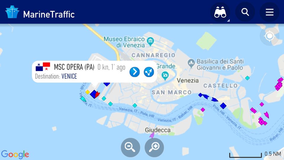 Einen Tag nach der Kollision liegt die "MSC Opera" noch im Hafen von Venedig. Auf der Karte der  Website "Marine Traffic" ist deutlich die Schifffahrtsroute durch den Giudecca-Kanal zu sehen.