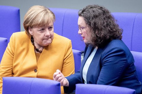 Bundeskanzlerin Angela Merkel, links, und Andrea Nahles im Bundestag