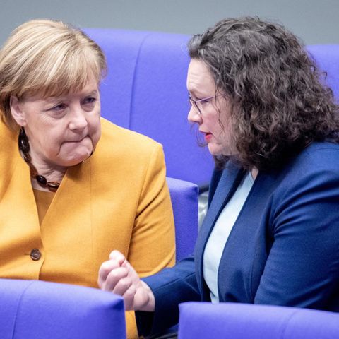 Bundeskanzlerin Angela Merkel, links, und Andrea Nahles im Bundestag
