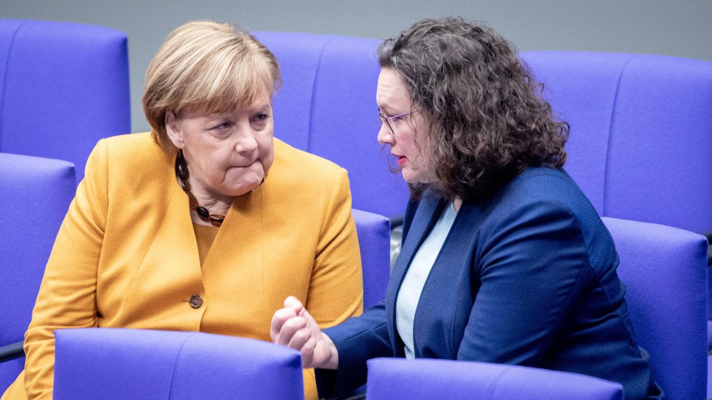 Bundeskanzlerin Angela Merkel, links, und Andrea Nahles im Bundestag