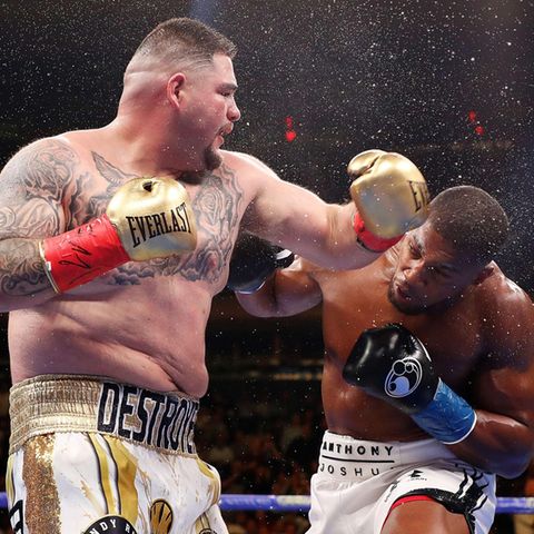 Mit viel Masse ausgestattet: Andy Ruiz versetzt Anthony Joshua einen linken Haken