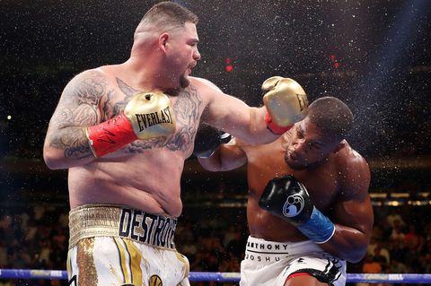 Mit viel Masse ausgestattet: Andy Ruiz versetzt Anthony Joshua einen linken Haken