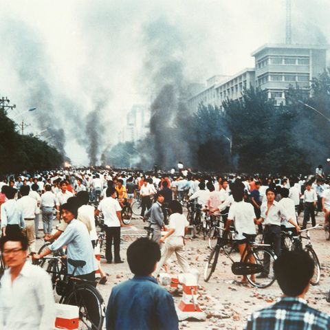 Rauchsäulen, Verwüstung und ratlose Menschen auf der Changan Avenue nahe dem Tian'anmen in Peking am 4. Juni 1989