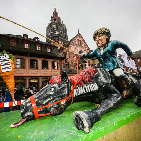 Merkel AKK und die GroKo im Mainzer Rosenmontagszug