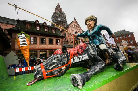 Merkel AKK und die GroKo im Mainzer Rosenmontagszug