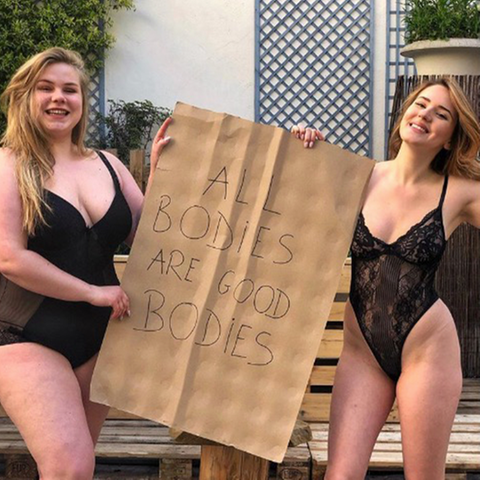 Influencerin Louisa Aubery postete dieses Bild mit einer Freundin und wurde von einem Event ausgeladen