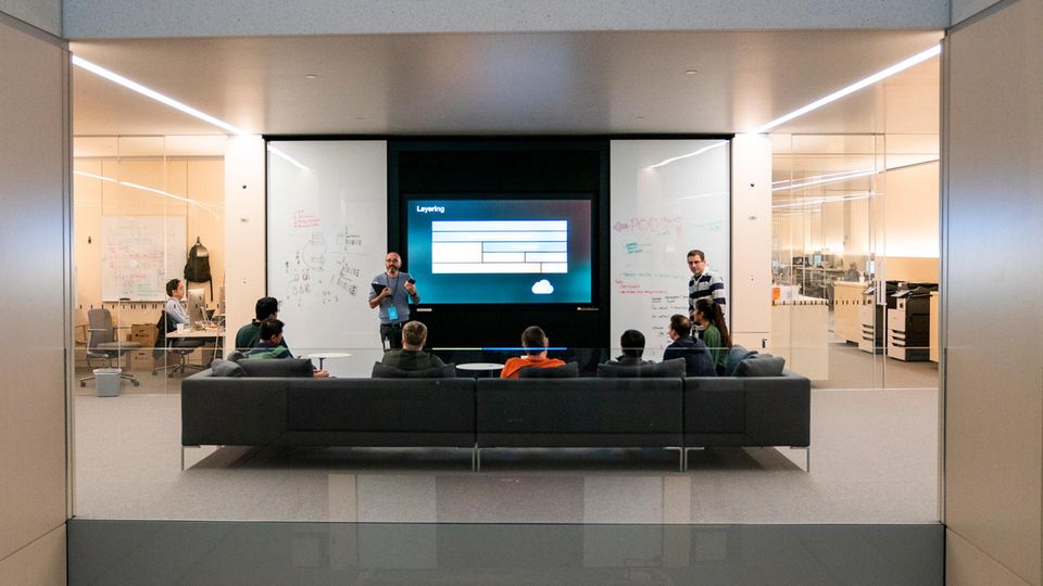 Bequeme Sofas, Wände aus Glas: Apples Software-Ingenieure in einem der Meeting-Räume.