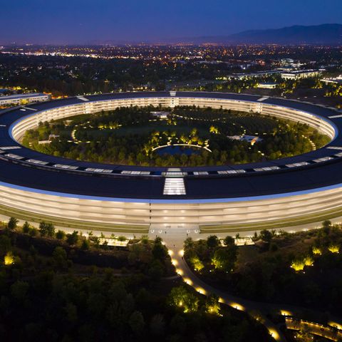 Eine melange aus Glas, Stein und Metall: Der Apple Park aus der Luft. Hier finden 13.000 Mitarbeiter Platz.