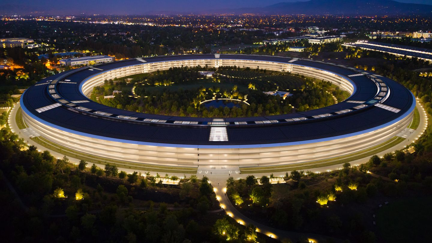 Eine melange aus Glas, Stein und Metall: Der Apple Park aus der Luft. Hier finden 13.000 Mitarbeiter Platz.