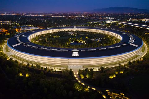 Eine melange aus Glas, Stein und Metall: Der Apple Park aus der Luft. Hier finden 13.000 Mitarbeiter Platz.
