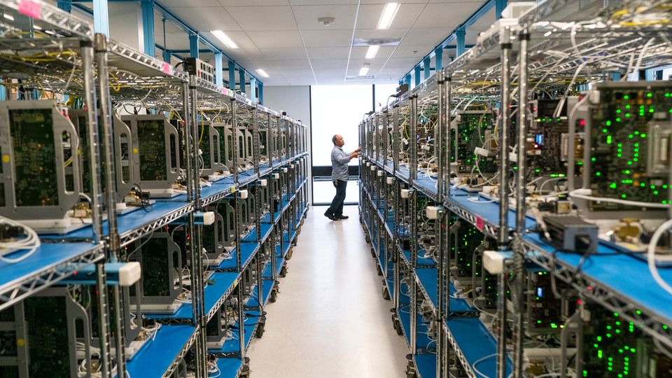 Blick in Apples bislang geheimes Datenlabor: Auf Hunderten Mainboards werden aktuelle und zukünftige Chips auf ihre Stabilität getestet. Blick in Apples bislang geheimes Datenlabor