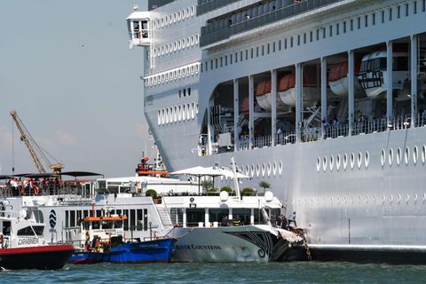  Das Kreuzfahrtschiff MSC Opera rammte in Venedig ein Flusskreuzfahrtschiff