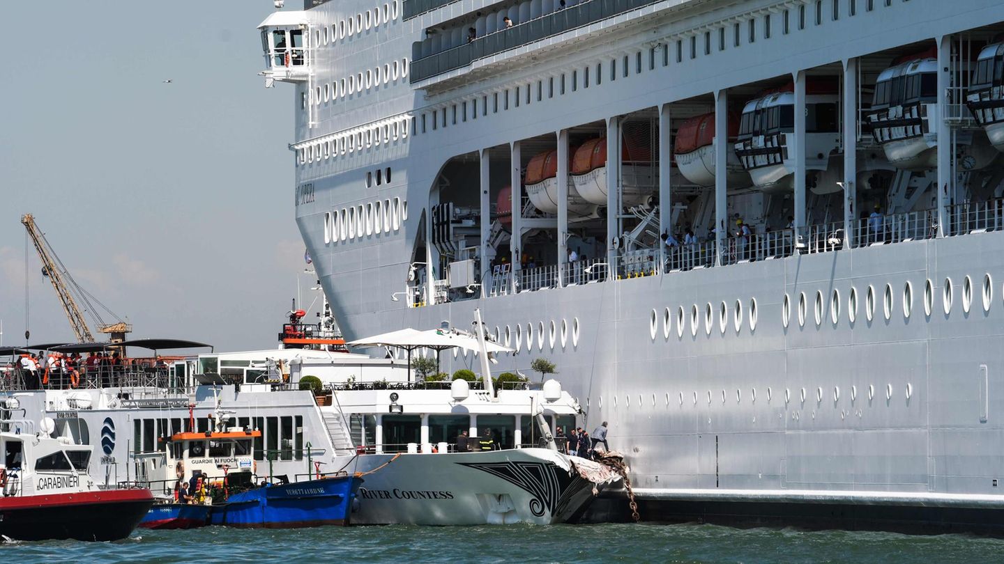  Das Kreuzfahrtschiff MSC Opera rammte in Venedig ein Flusskreuzfahrtschiff