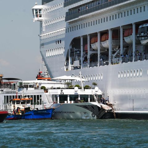  Das Kreuzfahrtschiff MSC Opera rammte in Venedig ein Flusskreuzfahrtschiff