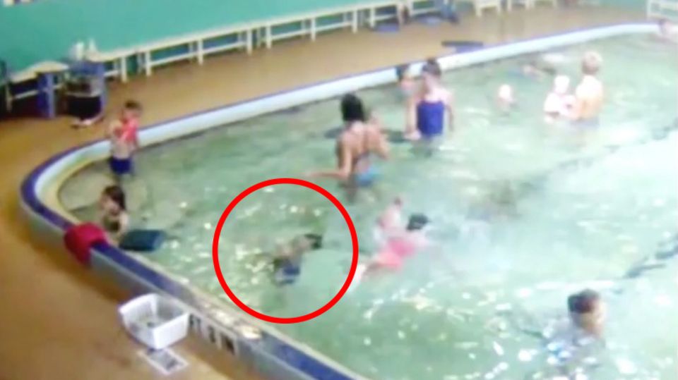 Eine Überwachungskamera hat gefilmt, wie ein Dreijähriger in einem Schwimmbad in Florida beinahe ertrinkt und schließlich wiederbelebt wird