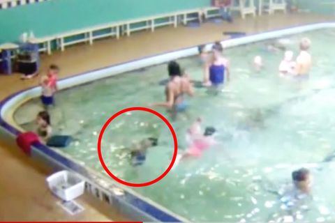 Eine Überwachungskamera hat gefilmt, wie ein Dreijähriger in einem Schwimmbad in Florida beinahe ertrinkt und schließlich wiederbelebt wird